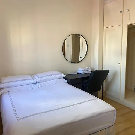 Cozy Private Room Near Cambridge Heath Station
